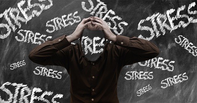 Personne stressée avec le mot stress écrit autour