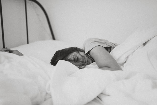 Lutter contre des troubles du sommeil grâce à une couverture lestée